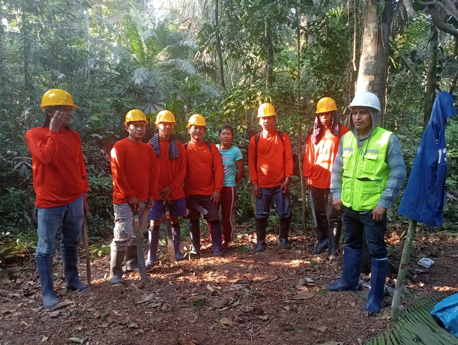 Das lokale Fund The Planet-Team während des jüngsten Projekts zur Absteckung der Grenzen des geschützten Regenwaldgebiets im peruanischen Amazonasregenwald